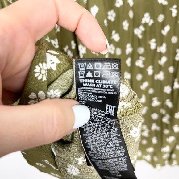 M&S Mark & Spencer Long Sleeve Blouse Woman’s size 24 Green White Floral Print - Picture 7 of 7